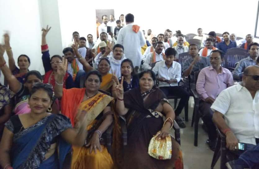 बीजेपी की बढ़त को देख भाजपा कार्यालय में एकत्रित हुए सैकड़ों कार्यकर्ता, लगे जिंदाबाद के नारे बीजेपी की बढ़त को देख भाजपा कार्यालय में एकत्रित हुए सैकड़ों कार्यकर्ता, लगे जिंदाबाद के नारे