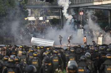 Protest against President Joko Viudodo in Indonesia, 257 arrested इंडोनेशिया में राष्ट्रपति जोको विडोडो के खिलाफ विरोध प्रदर्शन, 257 गिरफ्तार
