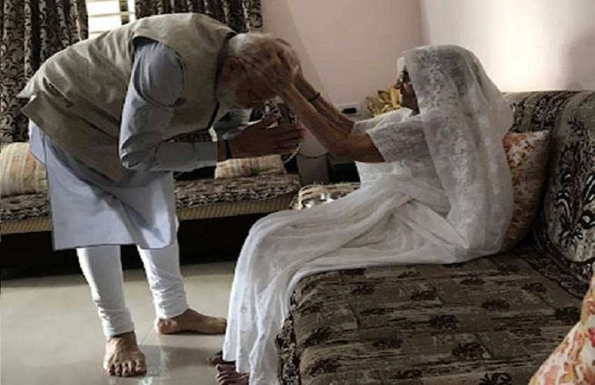 modi with mother