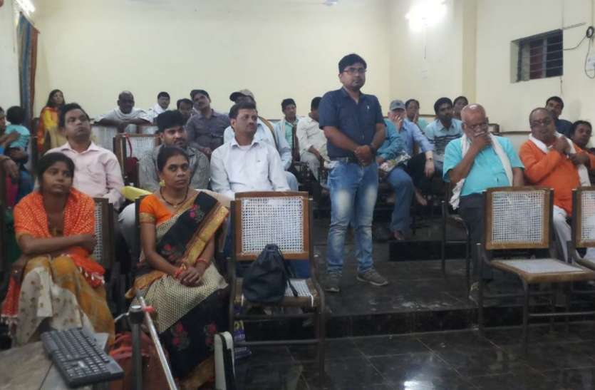 Training camps for teachers, 150 teachers absent शिक्षकों के लिए लगाया ट्रेनिंग कैम्प, 150 शिक्षक नदारद