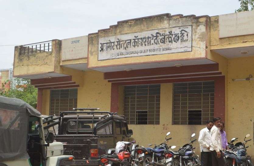 Thumb impression made for farmers' debt forgiveness अंगूठा निशानी बनी किसानों की ऋण माफी के लिए फांस