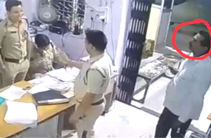 indore ज्वेलर्स की पत्नी ने चोर को पकड़वाया, पुलिसकर्मी बातों में मशगूल रहे और वो धीरे से खिसक लिया...