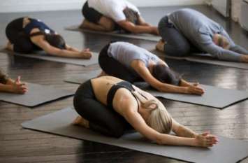 Iran police arreste 30 people including Yoga instructors in private class, people protested on social media ईरान में योगा करने वाले 30 लोग गिरफ्तार, सोशल मीडिया पर लोगों ने जताया विरोध