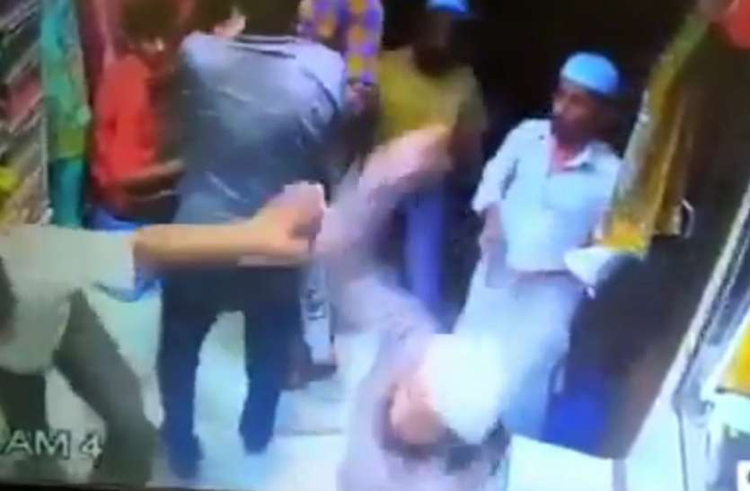 meerut दुकान में घुसकर मारपीट का वीडियो वायरल होने के बाद सांप्रदायिक तनाव, पुलिस आैर पीएसी तैनात