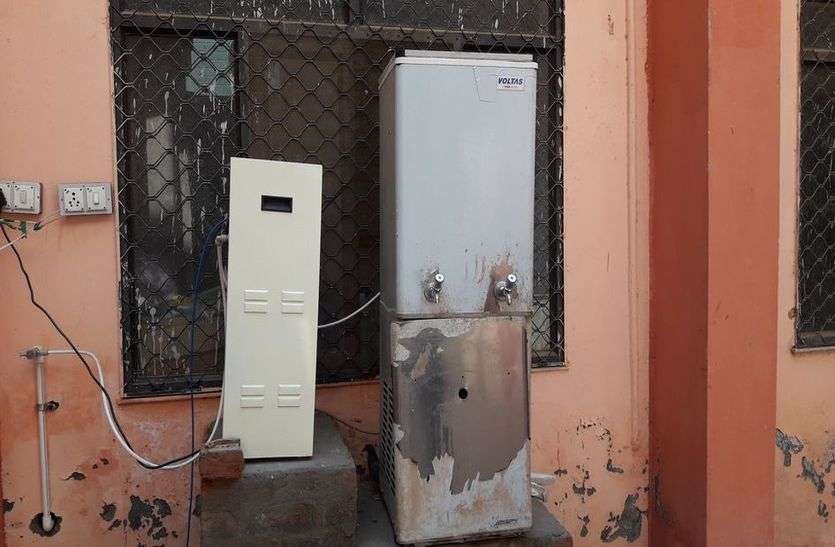 यहां का राजकीय अस्पताल अनदेखी से बेहाल शुक्र है लिफ्ट खुल गई वरना महिला नर्सिंग कर्मी की तो जान पर बन आई थी
