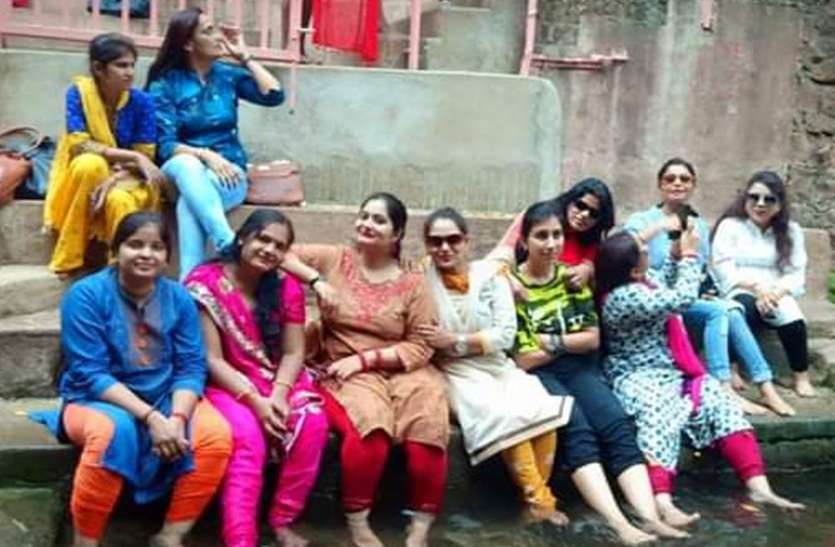 Goals to go to the gang picnic but with caution गर्ल्स गैंग सैर सपाटे पर जाए पर सतर्कता के साथ