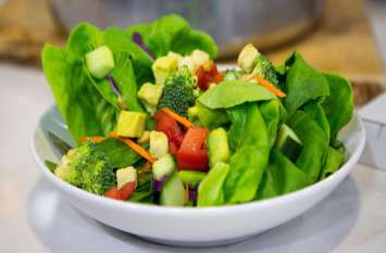 Salad is Healthful with his qualities सेहतमंद गुणों से भरपूर है सलाद