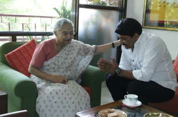 Delhi BJP Chief Manoj Tiwari met Sheila Dikshit today to sought her blessings जीत के बाद शीला दीक्षित से मिलने पहुंचे BJP सांसद मनोज तिवारी, लिया आशीर्वाद