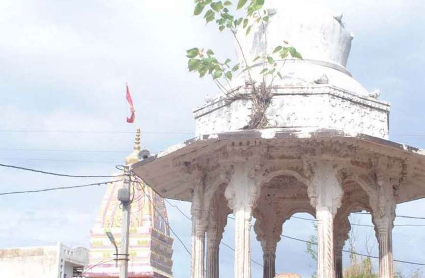 news अतिक्रमणकारियों की गिरफ्त में धरोहरें