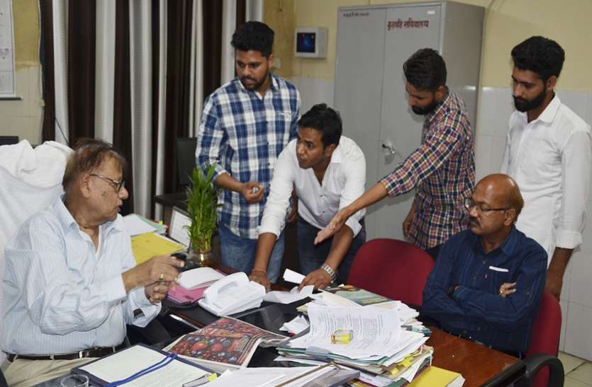 Brij University : Big allegations made by students on administration बृज विश्वविद्यालय प्रशासन पर विद्यार्थियों ने लगाया बड़ा आरोप, ज्ञापन के साथ दी ये चेतावनी