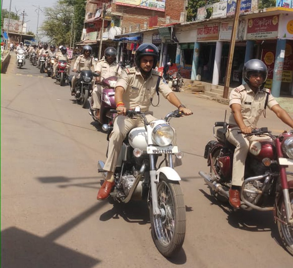 The helmets give rose, said safety first हेलमेट लगाने वालों दिया गुलाब, कहा सेफ्टी फस्र्ट