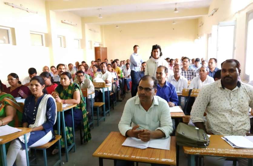 Schools have to make fancy instead of learning प्रशिक्षण प्राप्त कर रहे शिक्षकों से कलेक्टर ने कहा: स्कूलों को फेंसी, बल्कि सीखने की जगह बनाना हैं