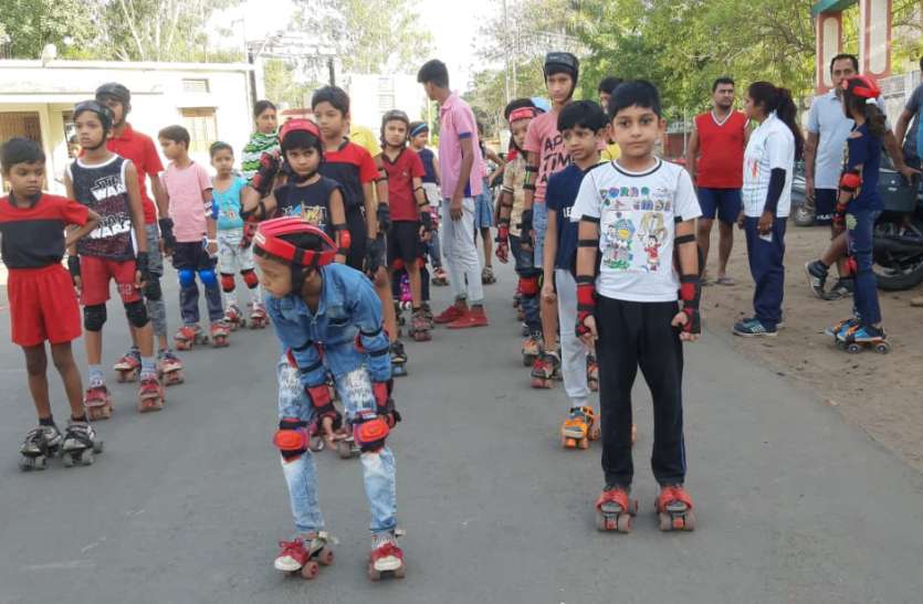 seoni रोलर, इनलाइन, स्पीड स्केटिंग में दिखाया हुनर