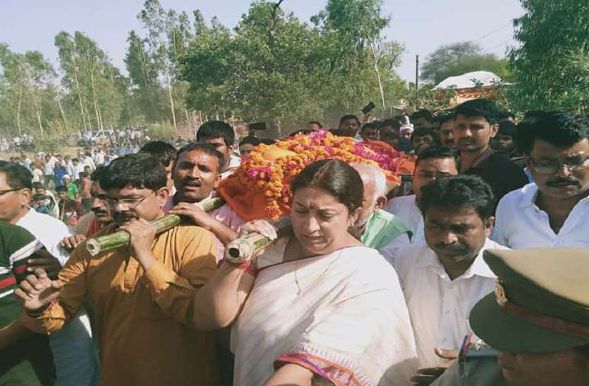 Smriti Irani statement after Surendra Singh last visit स्मृति के इतने करीबी रहे सुरेंद्र सिंह, दिल्ली से आईं अंतिम यात्रा में शामिल होने, पूरे परिवार को संभालने की ली जिम्मेदारी