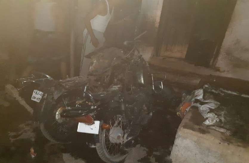 fire broke out in a shop, wife burns alive, husband injured राजसमंद में युगल पर आग का कहर, दुकान में सो रही पत्नी जिंदा जली, पति झुलसा
