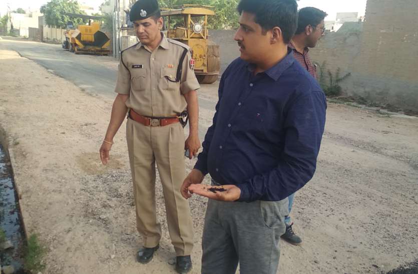 Planted hand then dislocated road, Dm angry लगाया हाथ तो उखड़ी सड़क , कलक्टर नाराज