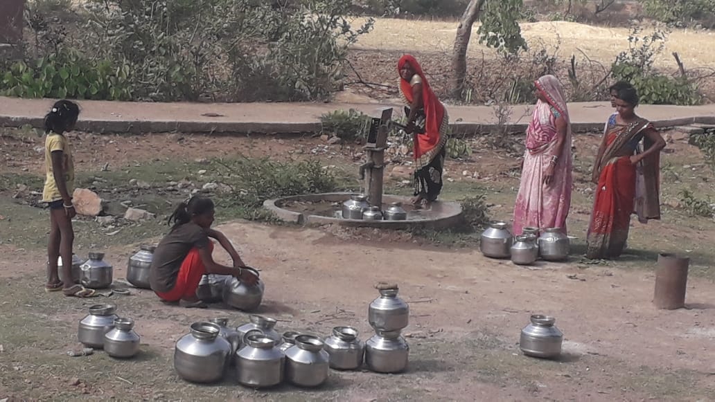 जिले के इन गांवों में नहीं हैं एक भी बूंद पानी, पढ़ें पूरी खबर...... जिले के इन गांवों में नहीं हैं एक भी बूंद पानी, पढ़ें पूरी खबर......