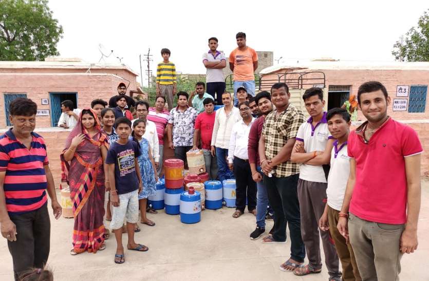 भीषण गर्मी में यात्रियों के हलक तर करने जुटते है स्वयंसेवक भीषण गर्मी में यात्रियों के हलक तर करने जुटते है स्वयंसेवक
