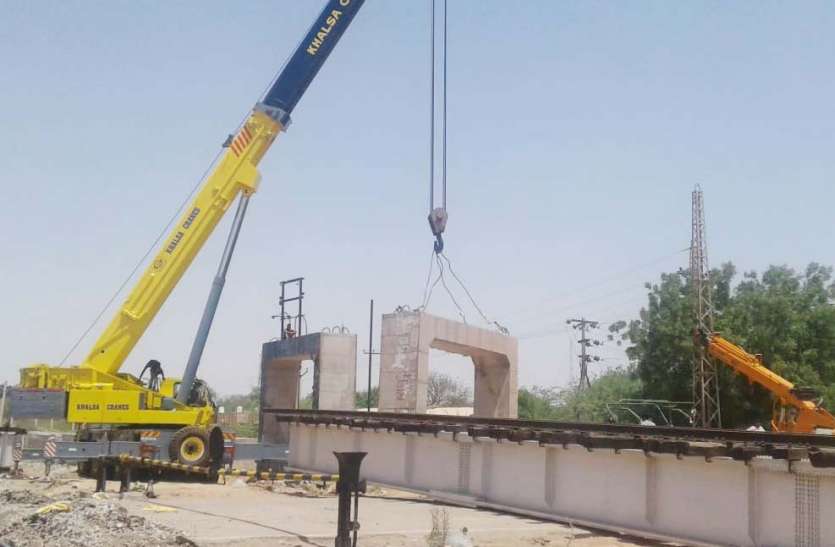 फलोदी के एलसी 58 रेलवे फाटक पर रखे गए गर्डर आरएसआरडीसी ने कसी कमर, अब रेलवे के ब्लॉकेज का इंतजार