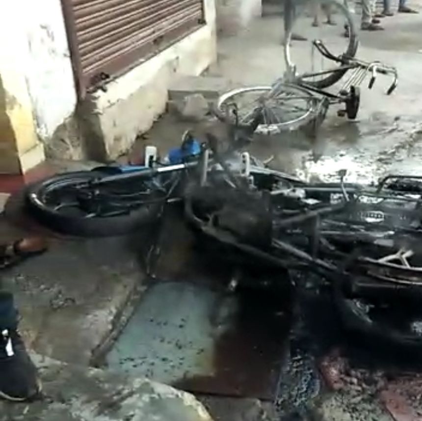 crime गुंडे की हत्या के मुख्य आरोपी की बाइक जलाई