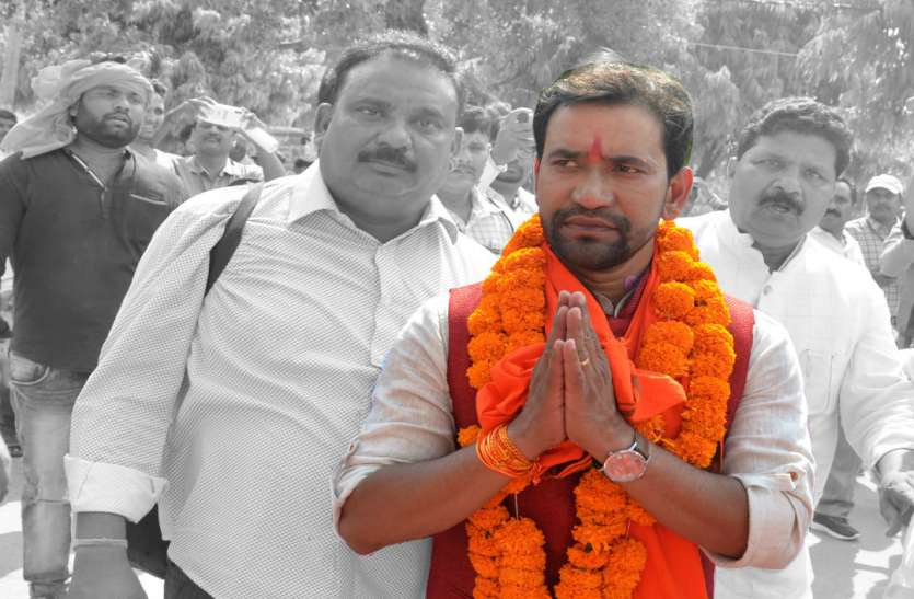 Dinesh Lal Yadav Nirahua अखिलेश यादव से हारने के बाद निरहुआ का बड़ा दावा, कहा मेरे खिलाफ हुई साजिश, बदला गया हस्ताक्षर