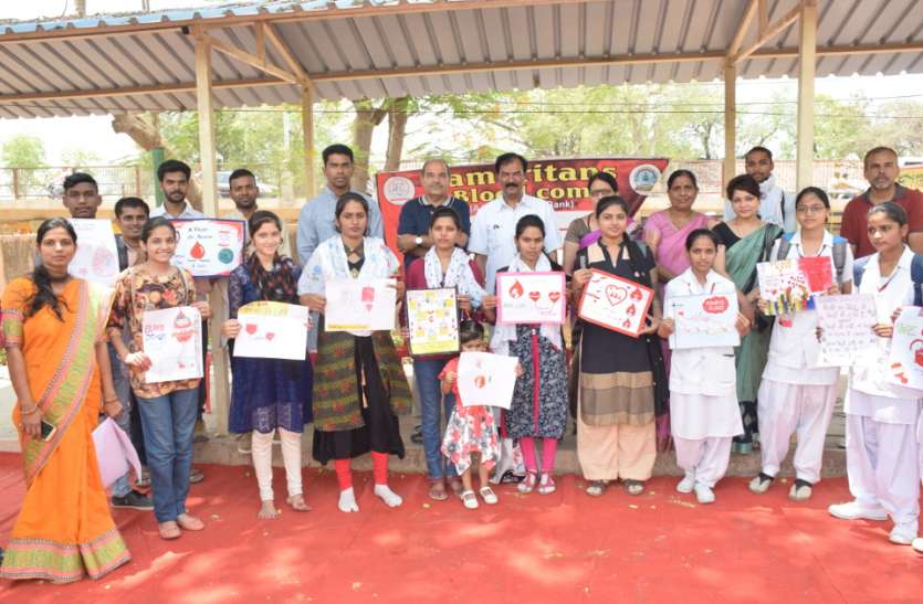 Importance of blood donation from Rangoli रंगोली से बताया रक्तदान का महत्व
