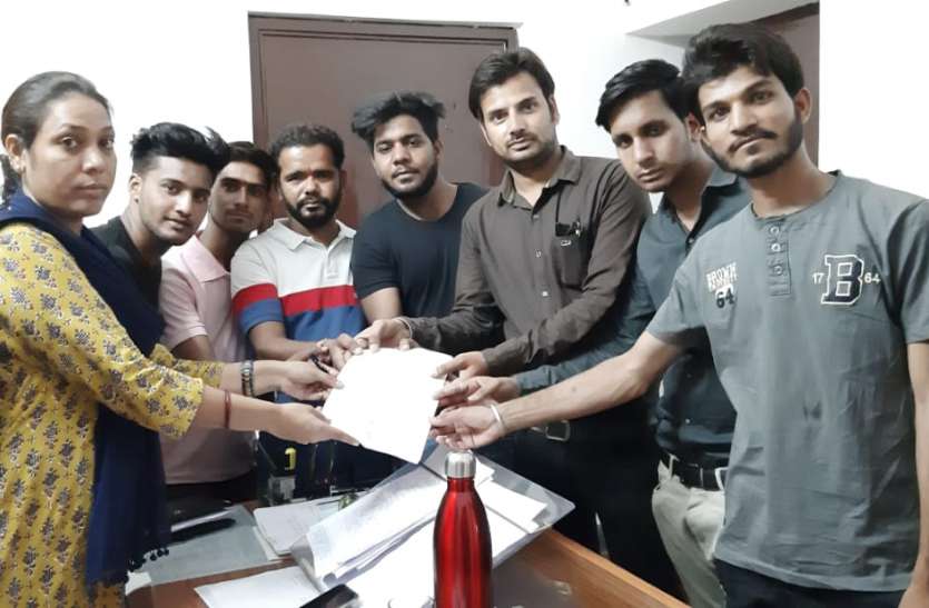 protest against ashok gahlot government in udaipur पाठ्यक्रम में वीर, वीरांगनाओं के इतिहास से छेड़छाड़ नहीं सहेगा मेवाड़, विरोध जारी