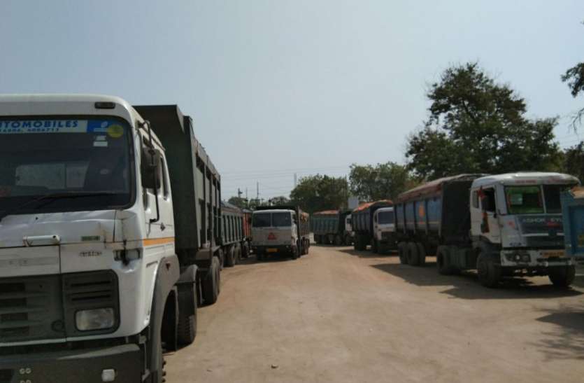 SDM's action on transport of coal trailer vehicles प्रतिबंधित मार्ग से कोल परिवहन करते ट्रेलर वाहन जब्त, जानिए कैसे हुई कार्रवाई