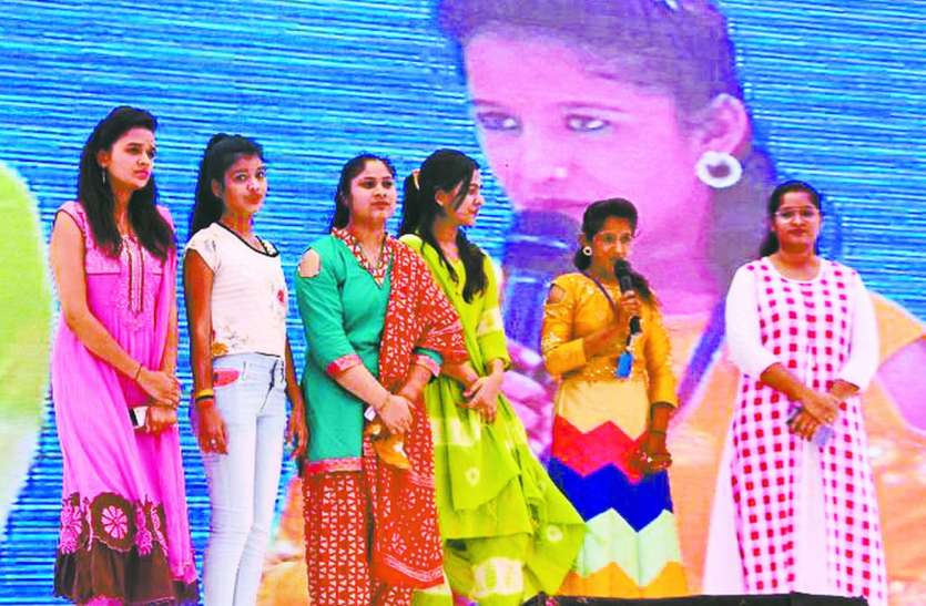 patrika मंच से युवतियों ने खुलकर दिया अपना परिचय