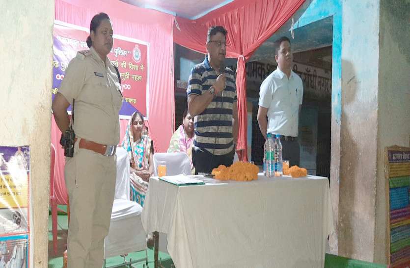 एसपी राजेश कुमार अग्रवाल ने जूटमिल चौकी क्षेत्र के मिठुमुडा में चौपाल लगाकर ग्राम रक्षा समिति का गठन किया एसपी ने मिठुमुडा में लगाई चौपाल, किया ग्राम रक्षा समिति का गठन