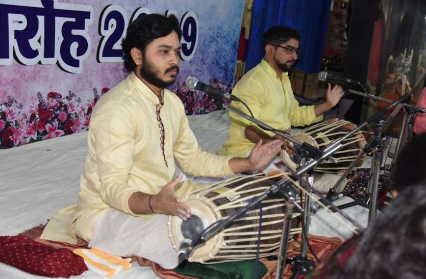 music concert पखावज की जुगलबंदी और गायन के गंभीर स्वरों से हुआ शनिदेव का स्वराभिषेक