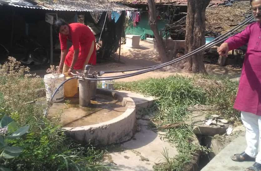 Halfway to the water, the pressure in the line is unsettling for water लाइन में प्रेशर नही आने से पानी के लिए परेशान है आधा गांव