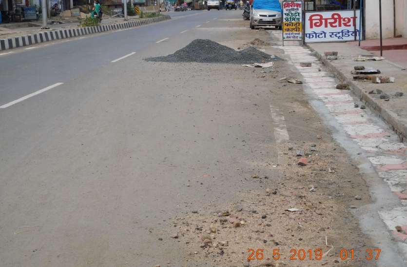 trafic सड़क पर बिखरा मटेरियल हादसों को दे रहा न्यौता