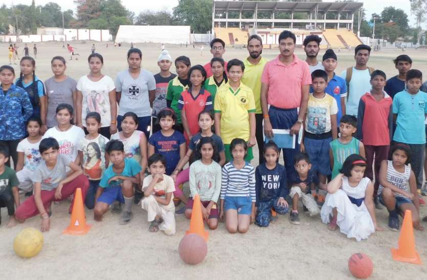 Keep learning about the kids from the month महीने भर से बच्चें सीख रहें खेल के गुर, अनुभवी प्रशिक्षक दे रहें प्रशिक्षण