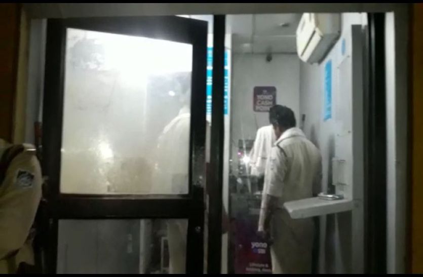 crime नशे की हालत में रात 2 बजे सुधारने लगे एटीएम, पुलिस ने चोर समझकर पकड़ा
