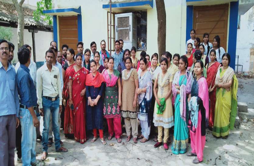 भड़के छात्र और केंद्र प्रभारी के उपर निकाली भड़ास डीएड के 183 छात्रों के मार्कशीट में दर्शा दिया अनुपस्थित