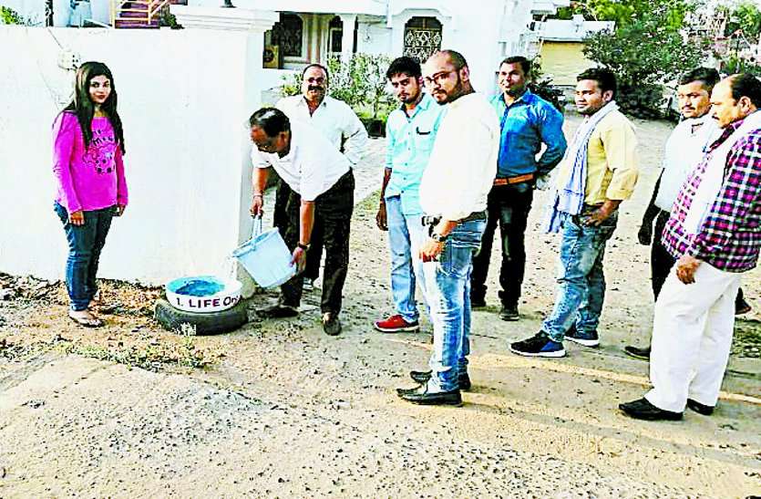 arranged water for birds शहर में पशु-पक्षियों के लिए रखे जल-पात्र
