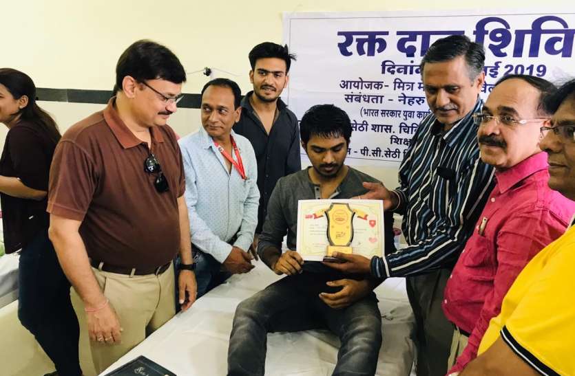 blood bank ब्लड बैंक में रक्त की कमी, आगे आए दानदाता