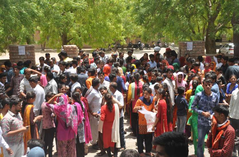 Tough test of both: Candidates engulf in paper, kin from the summer दोनों की कड़ी परीक्षा: अभ्यर्थी पेपर में उलझे, परिजन गर्मी से हलकान
