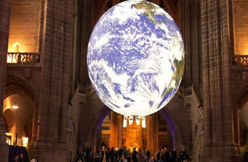 Exhibit of a huge replica of the Earth in Britain ब्रिटेन में पृथ्वी के मॉडल का प्रदर्शन, हर चार मिनट में एक बार घूमती है यह विशाल प्रतिकृति