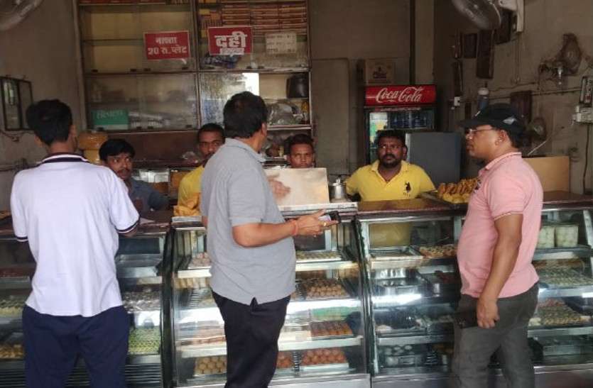 CG news इन होटलों में अगर आप भी खाते हैं समोसा तो पढ़ें ये खबर, दोषियों पर ठोका 13 हजार का जुर्माना