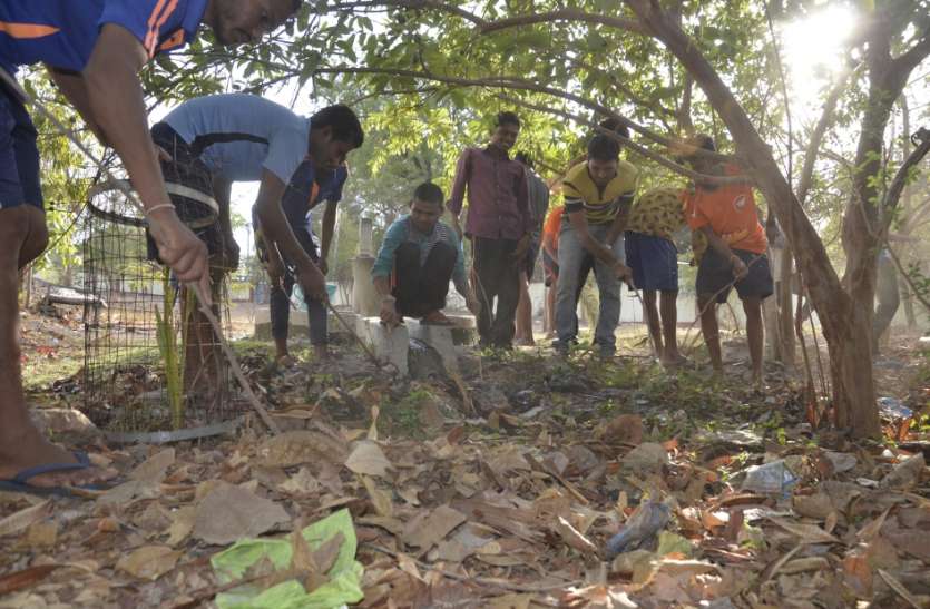 jj गंदगी हटाकर वेस्ट पानी को पेड़ों में पहुंचाने के लिए बनाई नाली