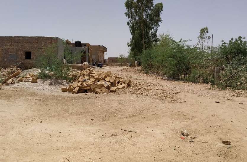 jaisalmer रास्ता रोक कर दिया अतिक्रमण,ग्रामीण परेशान