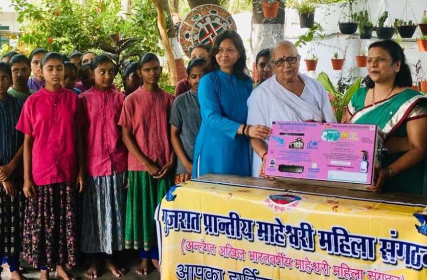 patrika स्कूल-कॉलेज में लगाई सेनेटरी पैड मशीनें