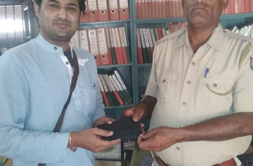 mertaroad जीआरपी ने यात्री का रुपए से भरा पर्स लौटाया