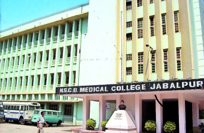 Medical college Action : मरीज को चादर में घसीटने के मामले में दो बर्खास्त, तीन निलम्बित
