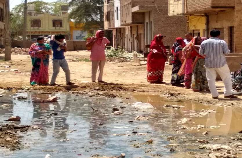 Drainage गली में गन्दा पानी जमा होने से परेशान महिलाओं ने पंचायत घर मे किया विरोध प्रर्दशन