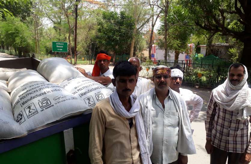 Collector not out of the bungalow चिलचिलाती धूप में 57 किमी दूर से कलेक्टर आवास में उपज लेकर पहुंचे किसान, बंगले से बाहर नहीं निकले कलेक्टर