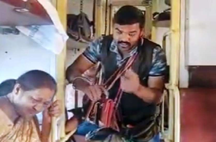 salesmen कैसे मोदी-मोदी करके ये शख्स ट्रेन में बेच रहा है सामान, वीडियो देखकर आप हैरान रह जाएंगे