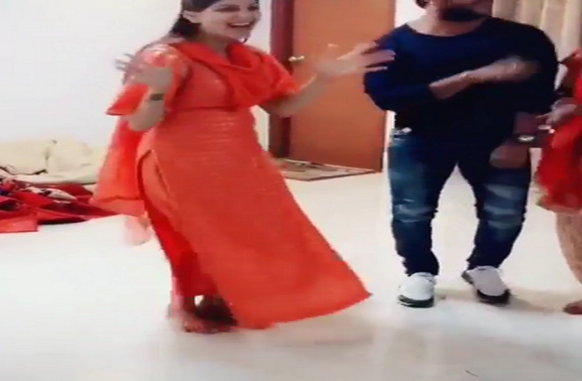 sapna choudhary 'ठीक है' गाने पर सपना ने किया खेसारी के साथ डांस, वीडियो हो गया वायरल
